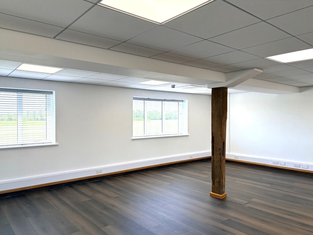 Warren House Rd, Wokingham for lease Interior Photo- Image 1 of 1