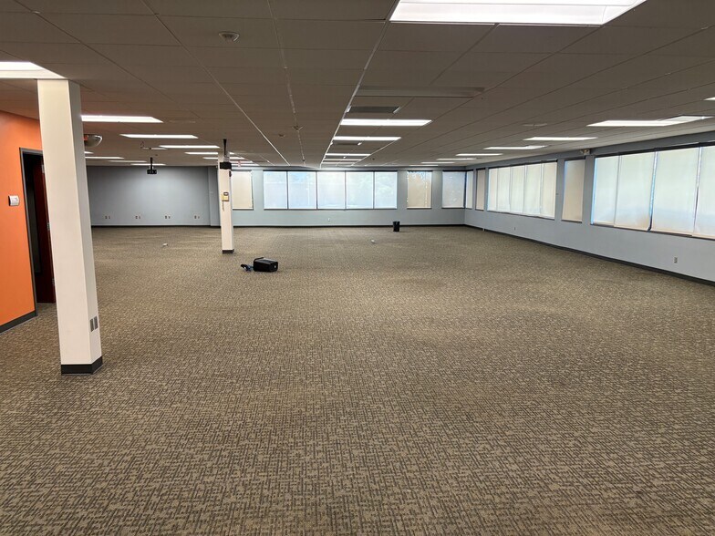 8650 College Blvd, Overland Park, KS à louer - Photo du bâtiment - Image 3 de 8
