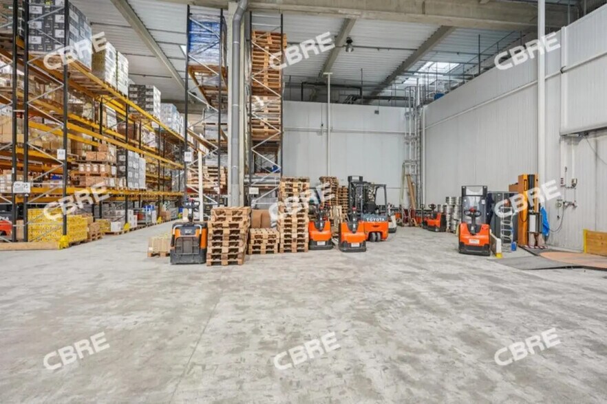 Office in Gennevilliers for lease - Interior Photo - Image 2 of 7