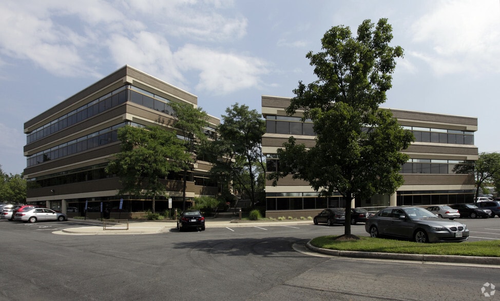 585 Grove St, Herndon, VA for sale - Primary Photo - Image 1 of 1