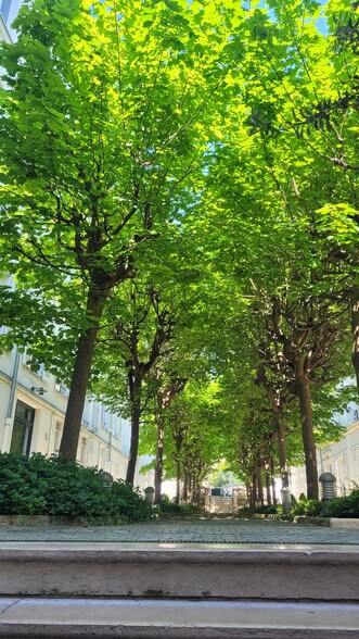 11 Rue Chateaubriand, Paris à vendre - Photo du bâtiment - Image 2 de 12