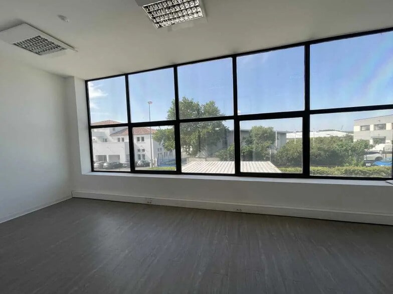 Office in Éguilles for lease - Interior Photo - Image 2 of 6