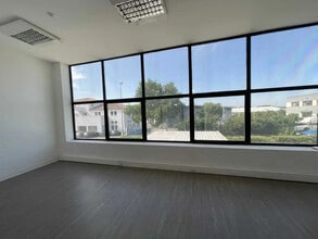 Office in Éguilles for lease Interior Photo- Image 1 of 4