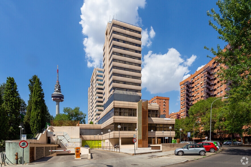 Calle de Juan Esplandiú, 15, Madrid, Madrid for lease - Building Photo - Image 2 of 11