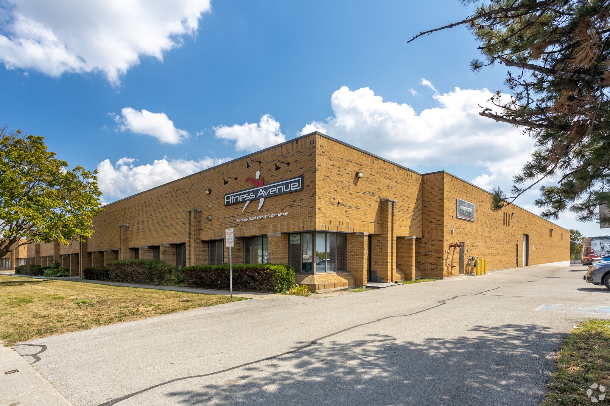 265-267 Champagne Dr, Toronto, ON for lease Primary Photo- Image 1 of 4