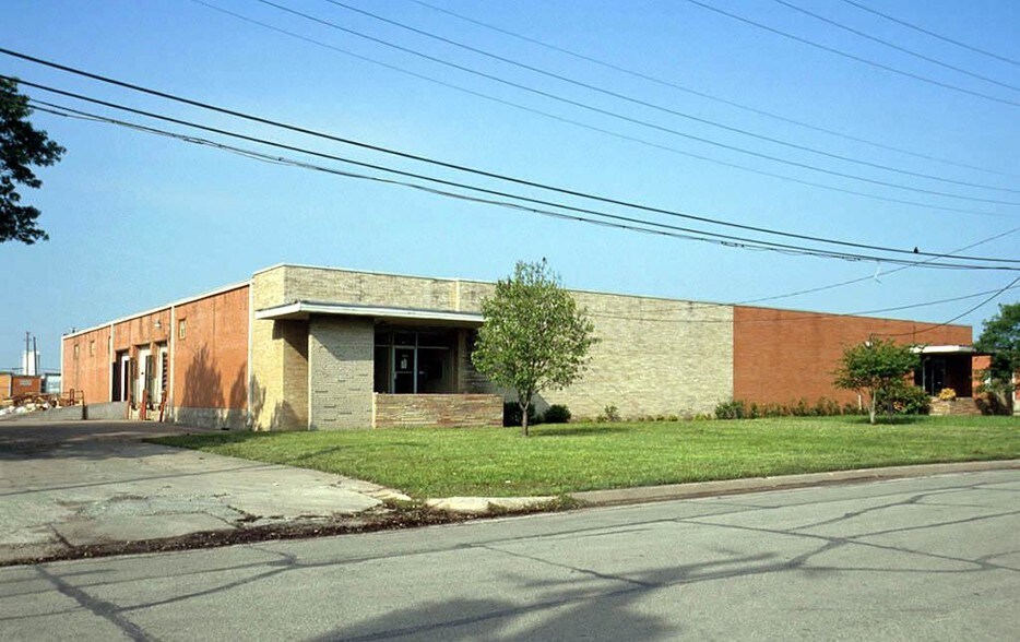 9001-9005 Sovereign Row, Dallas, TX à louer - Photo du bâtiment - Image 2 de 9