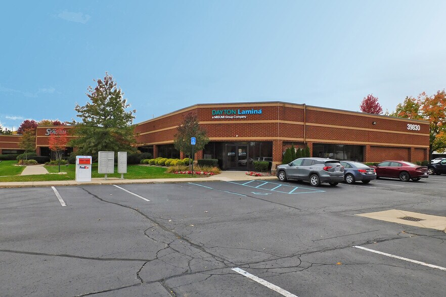 39830 Grand River Ave, Novi, MI à louer - Photo du bâtiment - Image 2 de 10