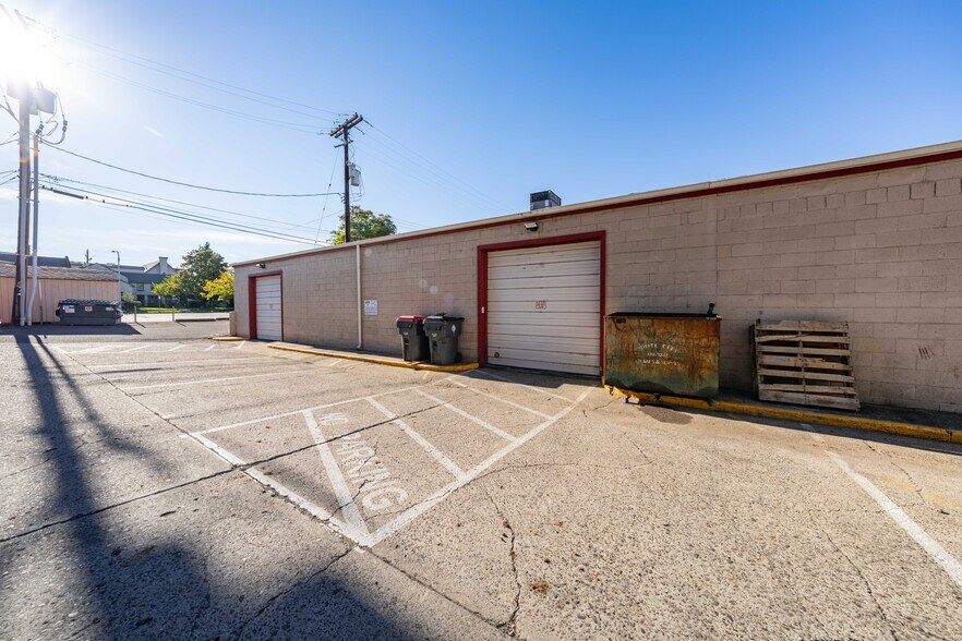 125 N Holly St, Medford, OR à vendre - Photo du bâtiment - Image 2 de 23