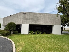 17781-17791 Mitchell Ave N, Irvine, CA à louer Photo intérieure- Image 1 de 21