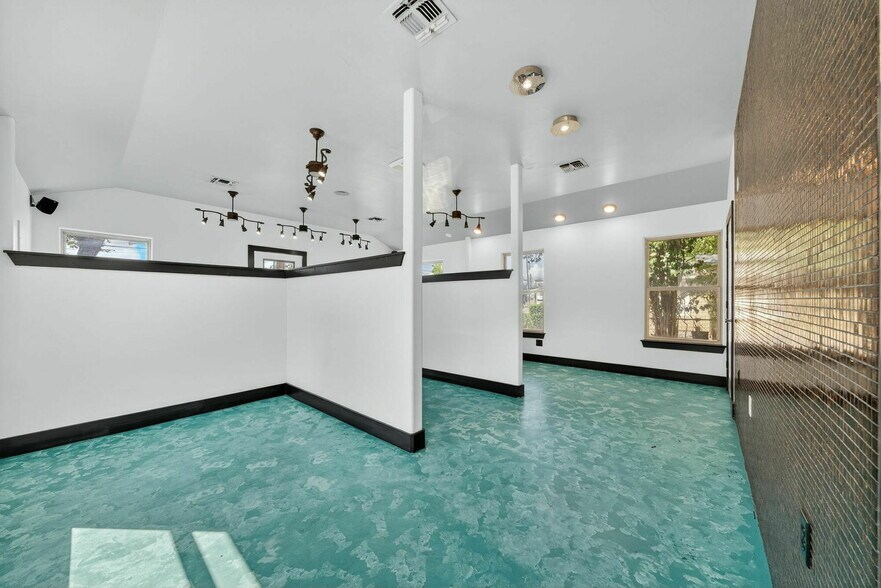 926 E Blanco Rd, Boerne, TX à louer - Photo du bâtiment - Image 3 de 5