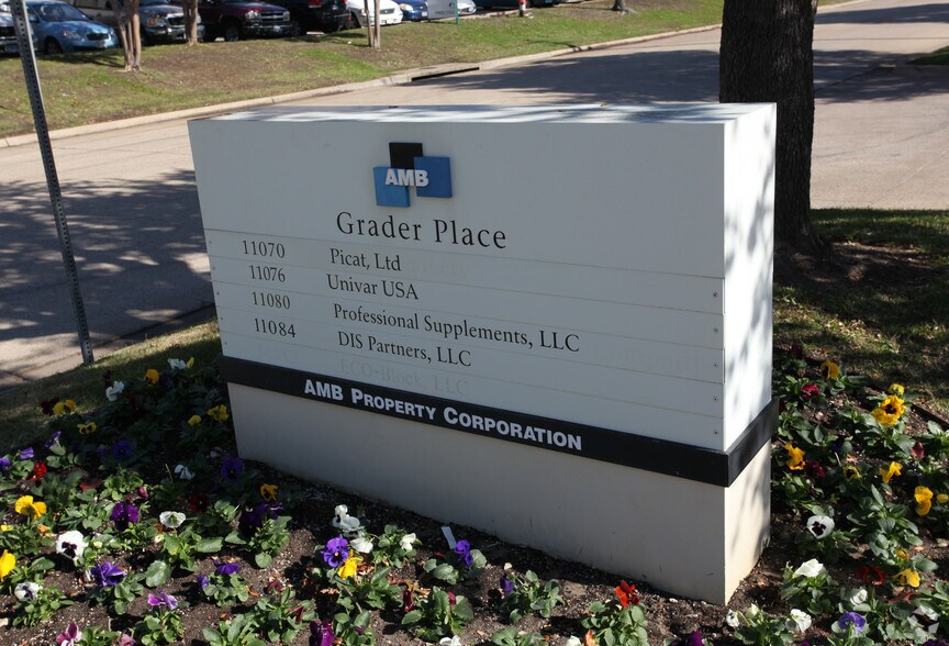 11080 Grader St, Dallas, TX à louer - Photo du bâtiment - Image 3 de 7