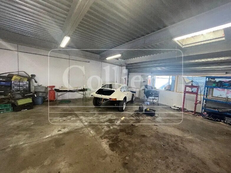 Local d'activités dans Saint-Cannat à vendre - Photo du bâtiment - Image 1 de 6