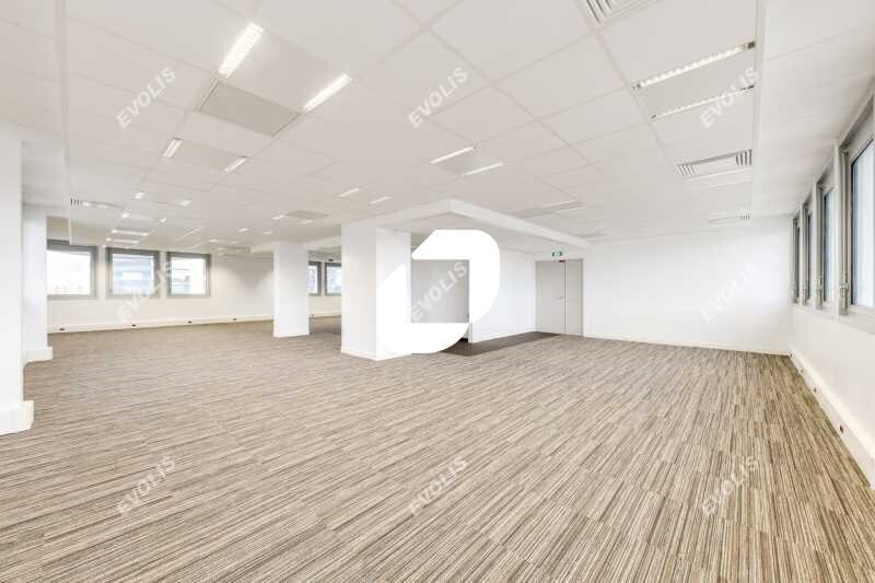 11 Avenue Morane Saulnier, Vélizy-Villacoublay for lease - Interior Photo - Image 3 of 32