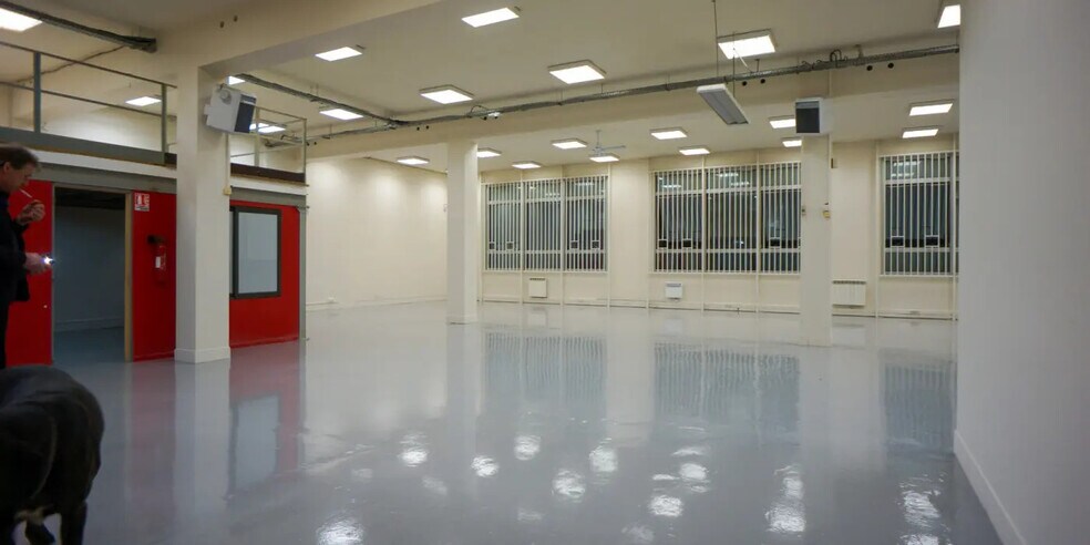 Industrial in Saint-Ouen-sur-Seine for lease - Building Photo - Image 1 of 12