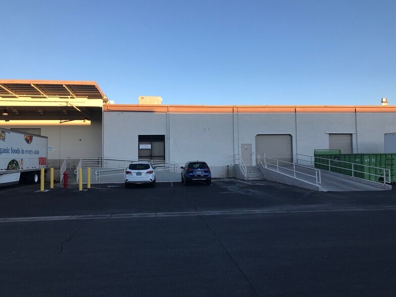 6065 Polaris Ave, Las Vegas, NV à louer - Photo du bâtiment - Image 3 de 5