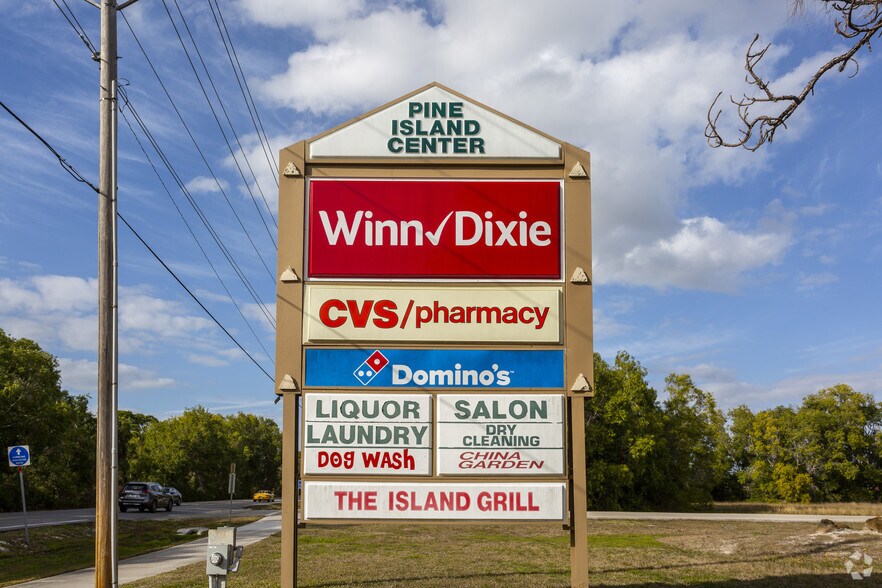 9830-9864 Stringfellow Rd, Saint James City, FL à louer - Photo du bâtiment - Image 2 de 5