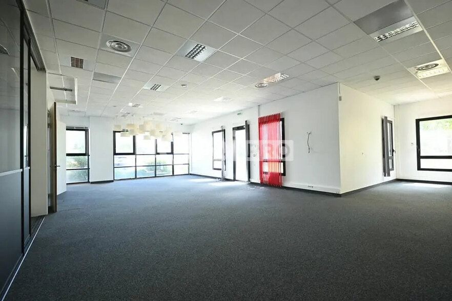 Flex in Saint-Priest for lease - Interior Photo - Image 1 of 12