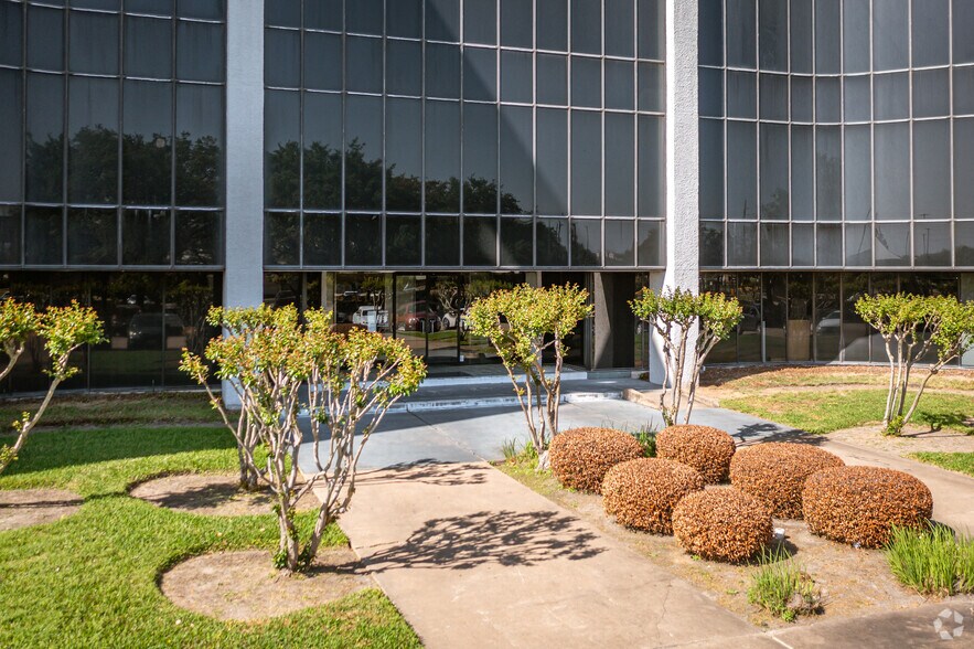 6100 Corporate Dr, Houston, TX à louer - Photo du bâtiment - Image 3 de 8