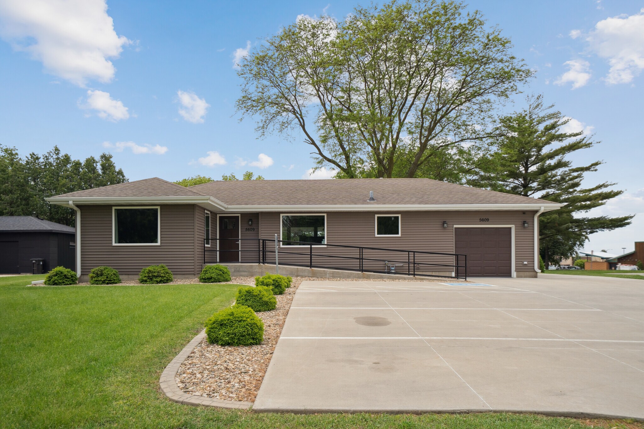5609 University Ave, Cedar Falls, IA à vendre Photo principale- Image 1 de 1