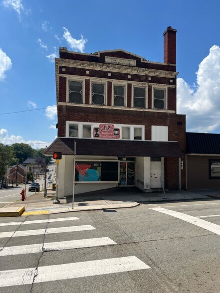 2 N Pennsylvania Ave, Greensburg, PA à vendre - Photo du bâtiment - Image 2 de 4