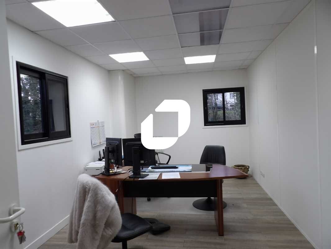 Office in Mantes-la-Ville for lease Interior Photo- Image 1 of 5