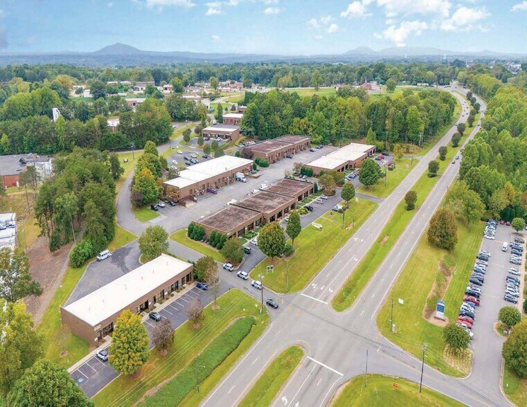 950 Tate Blvd, Hickory, NC à louer - Photo du bâtiment - Image 3 de 4