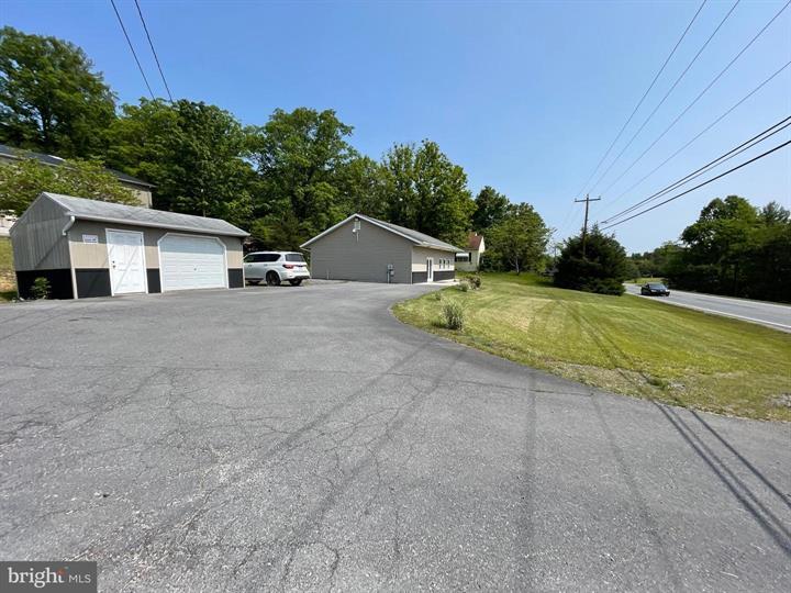 4278 Valley Rd, Berkeley Springs, WV for sale - Primary Photo - Image 1 of 8