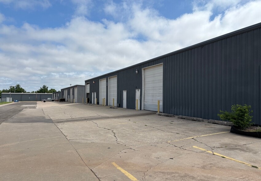 1207 SE 44th St, Oklahoma City, OK for lease - Building Photo - Image 2 of 4