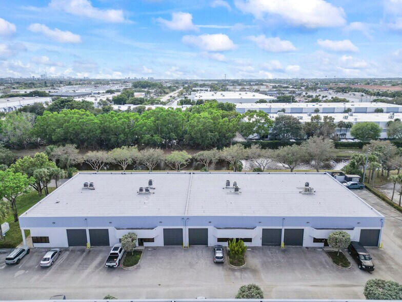 8011 Monetary Dr, Riviera Beach, FL à louer - Photo du bâtiment - Image 3 de 8