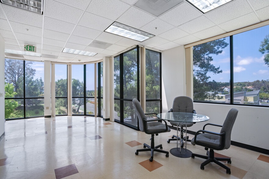 2320 Cousteau Ct, Vista, CA for lease - Interior Photo - Image 2 of 6