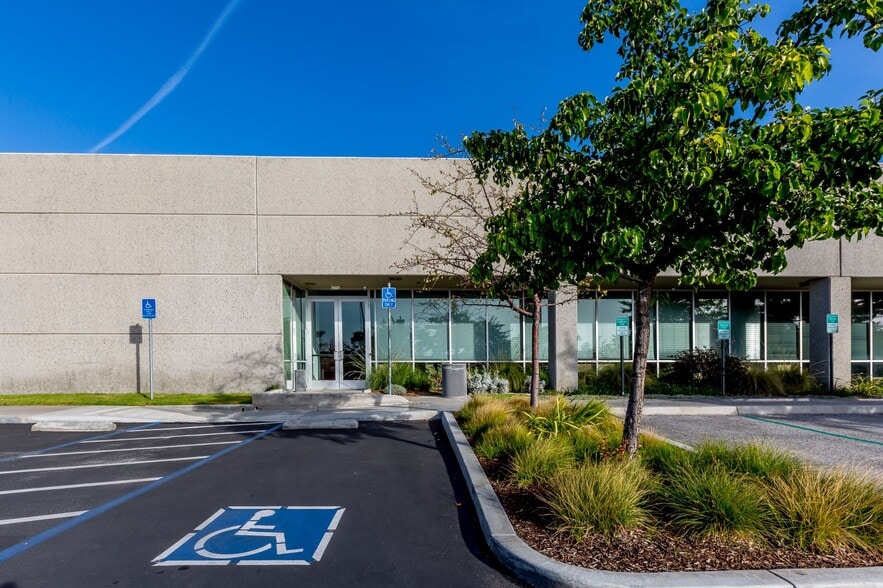 2052 Corte del Nogal, Carlsbad, CA for lease - Building Photo - Image 3 of 8