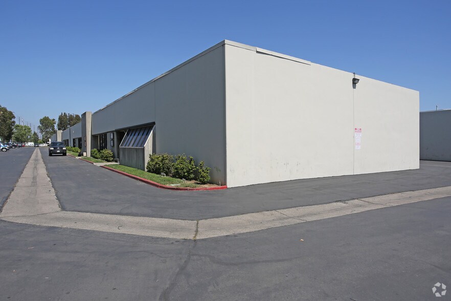 2720-2796 E Miraloma Ave, Anaheim, CA à louer - Photo du bâtiment - Image 2 de 3
