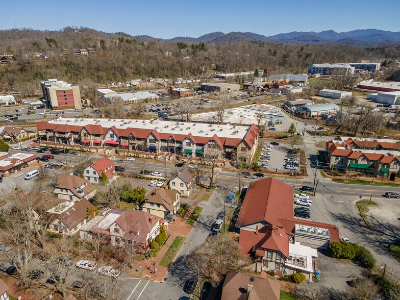 5 All Souls Cres, Asheville, NC à louer - Photo du bâtiment - Image 3 de 12