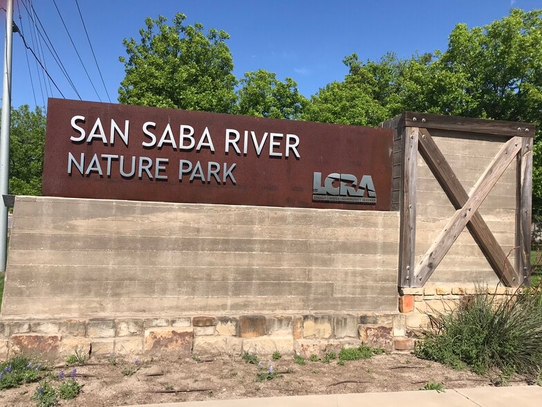 507 E Brown St, San Saba, TX à louer - Photo du bâtiment - Image 2 de 10