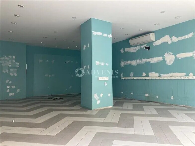 Retail in Nancy for lease - Interior Photo - Image 2 of 10