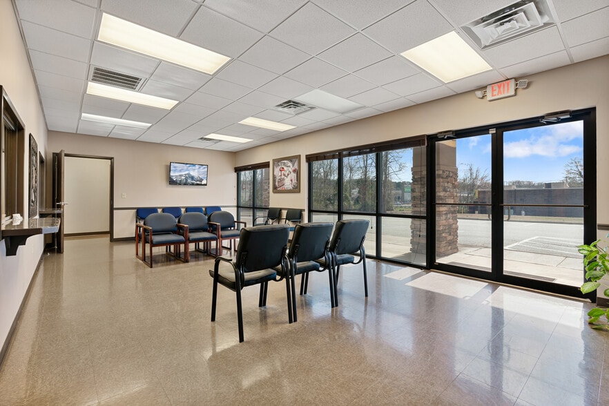 142 Hampton Ct, Commerce, GA for sale - Lobby - Image 2 of 21