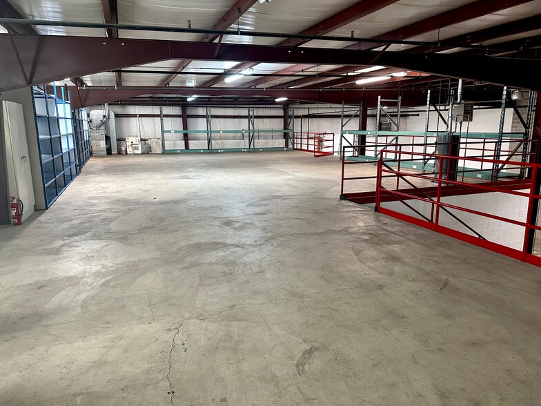 631-651 N Raddant Rd, Batavia, IL à vendre - Photo intérieure - Image 2 de 4