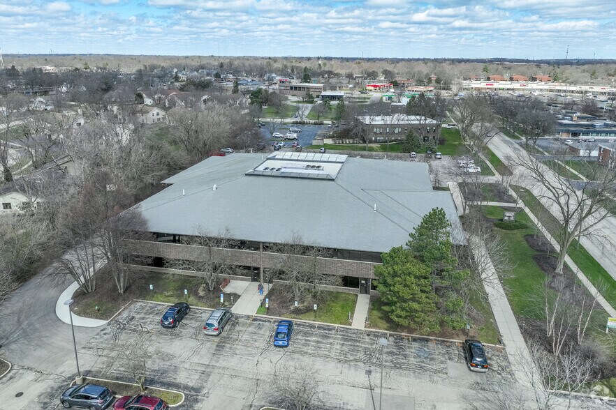 500 Coventry Ln, Crystal Lake, IL à louer - Photo du bâtiment - Image 2 de 5