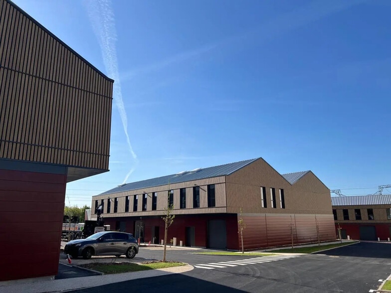 Flex in Marcoussis for sale - Building Photo - Image 2 of 8