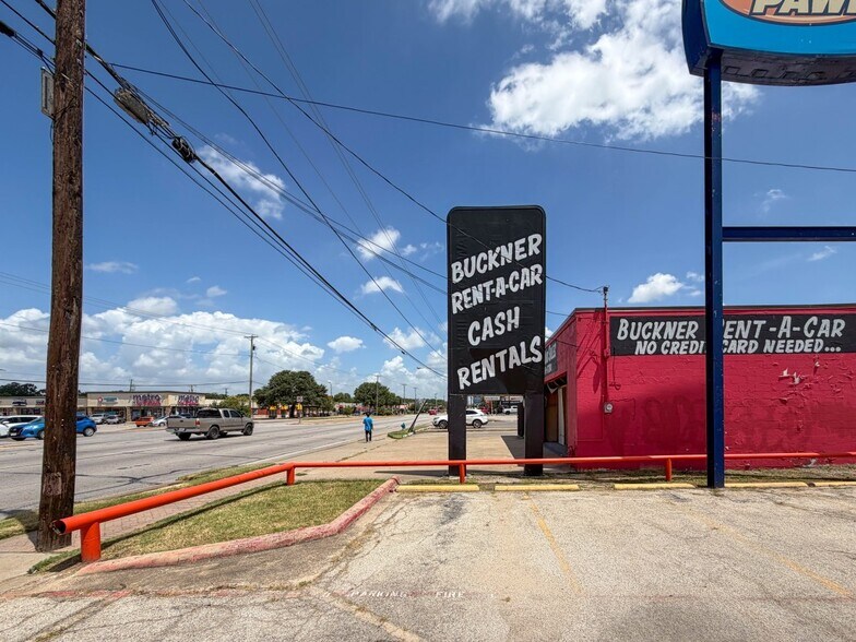 2228 S Buckner Blvd, Dallas, TX à louer - Photo du bâtiment - Image 2 de 6