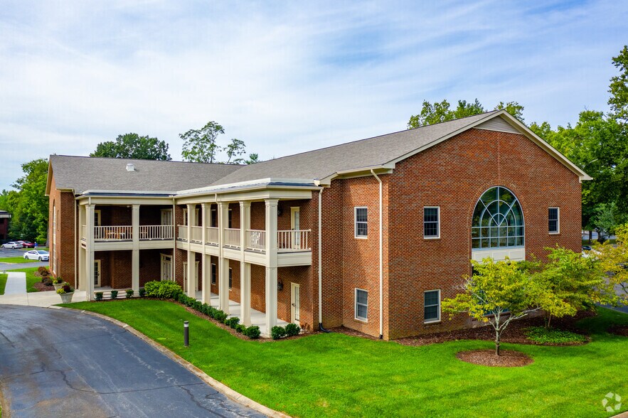 5203 Maryland Way, Brentwood, TN à louer - Photo du bâtiment - Image 2 de 8