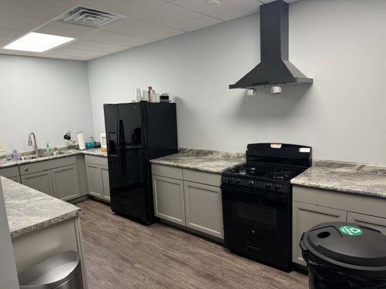 137 S Trade Center Way, Cumberland, IN à vendre - Photo du bâtiment - Image 3 de 6