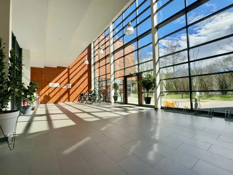 117 Allée Des Parcs, Saint-Priest for lease - Lobby - Image 2 of 16