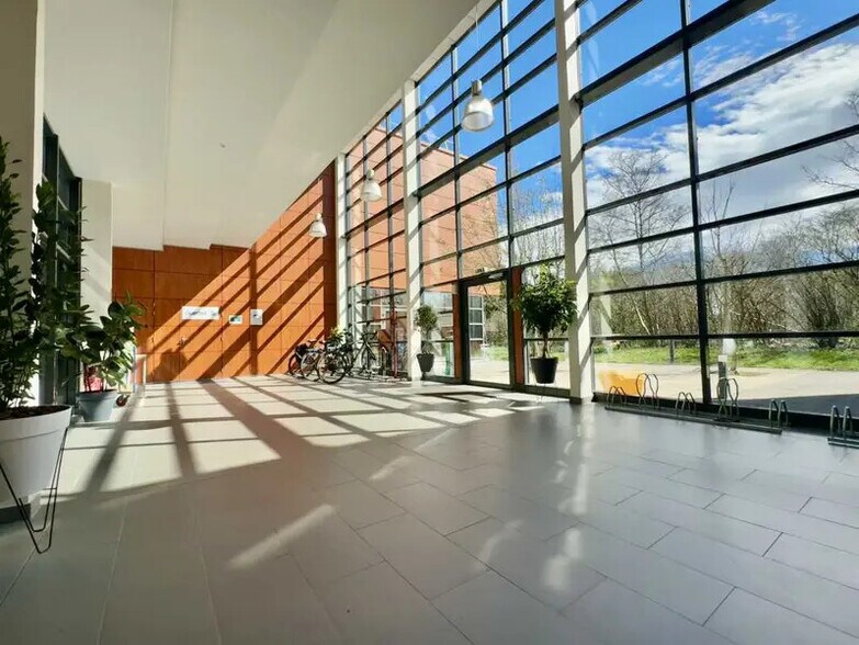 117 Allée Des Parcs, Saint-Priest for lease - Lobby - Image 2 of 16