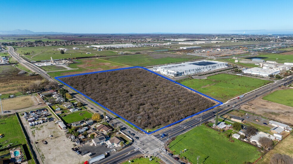 2105 Airport Way, Manteca, CA à vendre - Aérien - Image 2 de 15