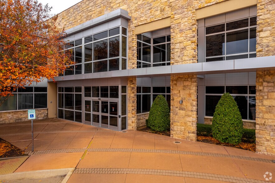 1005 W Ralph Hall Pky, Rockwall, TX à louer - Photo du bâtiment - Image 3 de 4