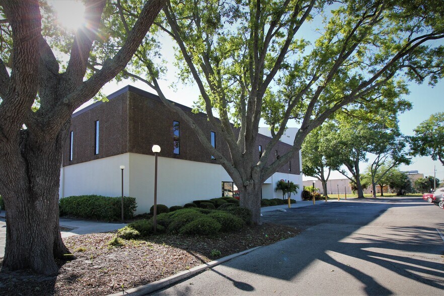 2170 Rainbow Dr, Clearwater, FL à louer - Photo du bâtiment - Image 3 de 6