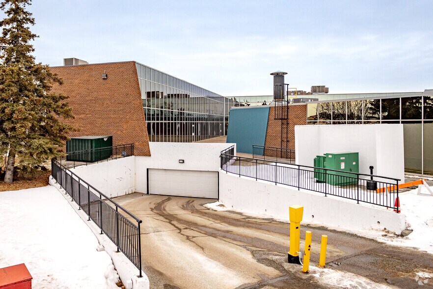 17420 Stony Plain Rd, Edmonton, AB à louer - Photo du bâtiment - Image 3 de 4