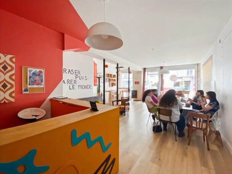 Retail in Paris for lease - Building Photo - Image 2 of 4