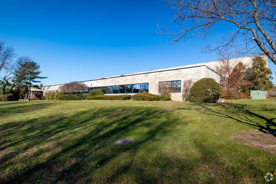 50 Commerce Dr, Hauppauge, NY for lease - Building Photo - Image 3 of 5